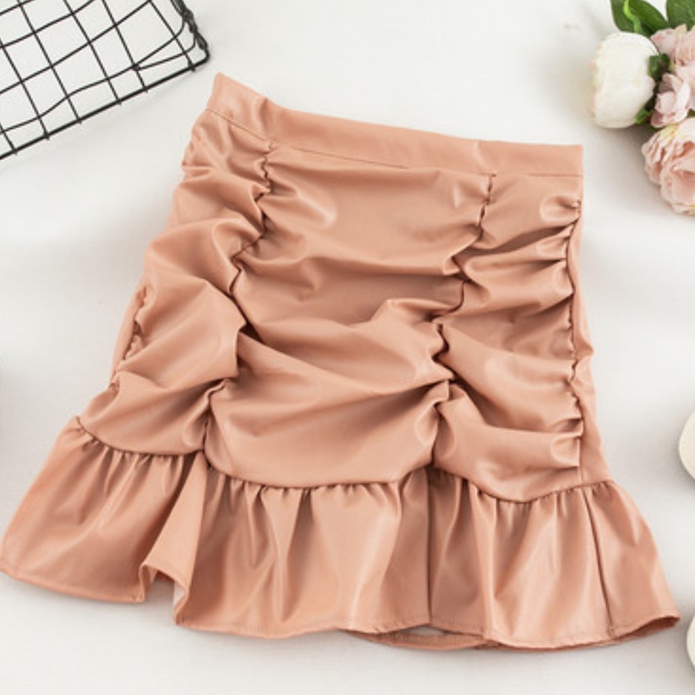 NWT Boohoo Raunch Peach Color Vegan Leather Skirt w ruffle size  8